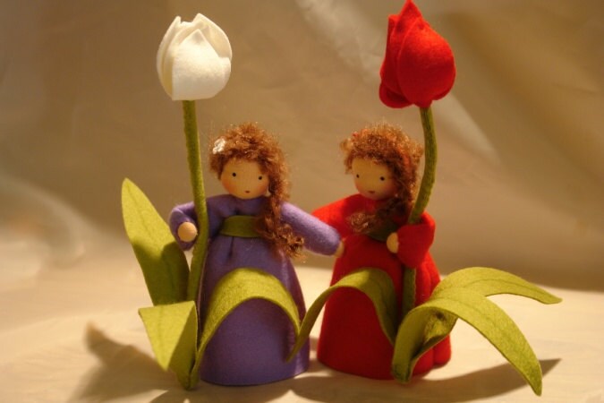 Tulpen-Blumenkinder Nahaufnahme mit lockigem Haar, lila und roter Tulpenblüte