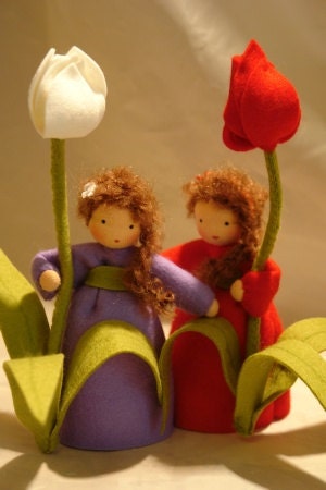 Zwei Tulpen-Blumenkinder aus Wollfilz für den Waldorf Jahreszeitentisch, lila Kleid mit weißer Tulpe und rotes Kleid mit roter Tulpe
