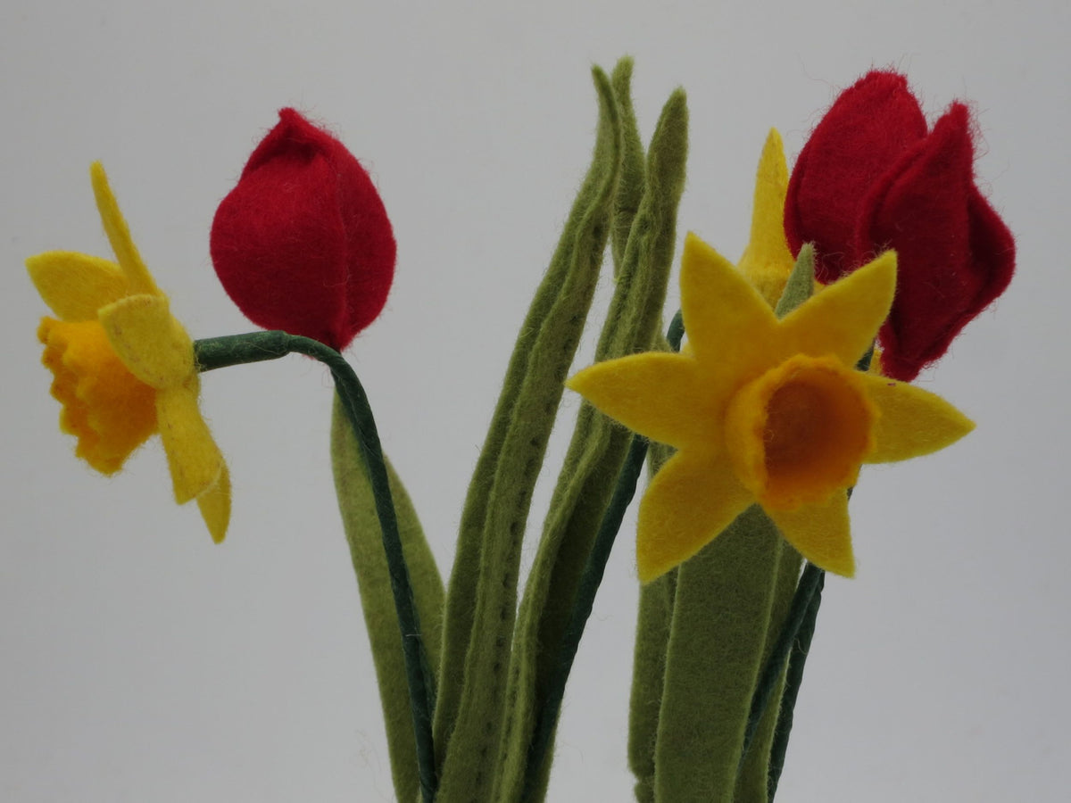 Nahaufnahme der Tulpen- und Osterglockenblüten aus Filz im Deko-Glas