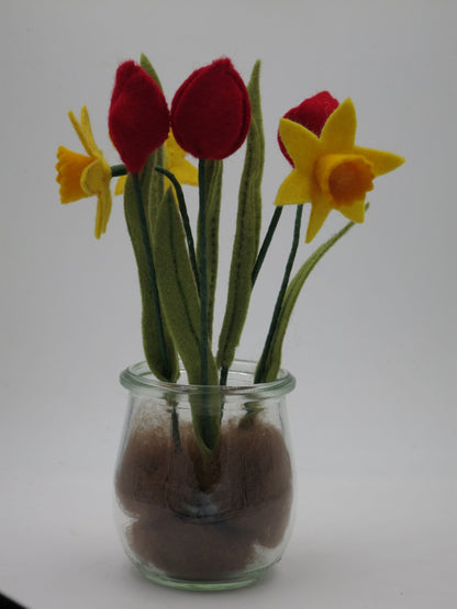 Frontalansicht der Filz-Frühlingsdeko mit roten Tulpen und gelben Osterglocken im Glas