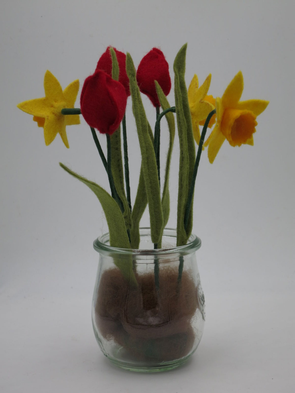 Tulpen und Osterglocken aus Filz im Glas für den Waldorf Jahreszeitentisch, Frühlingsdeko mit roten Tulpen und gelben Narzissen