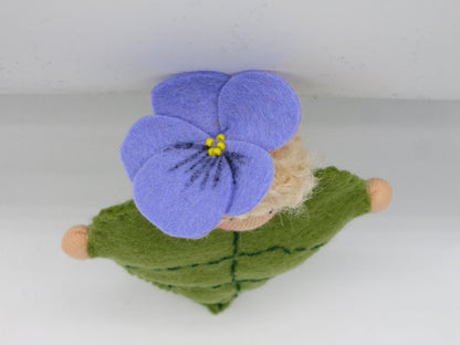 Draufsicht auf das Veilchen-Blätterkind mit großer violetter Filzblüte, gelber Blütenmitte und grünem Blattgewand.