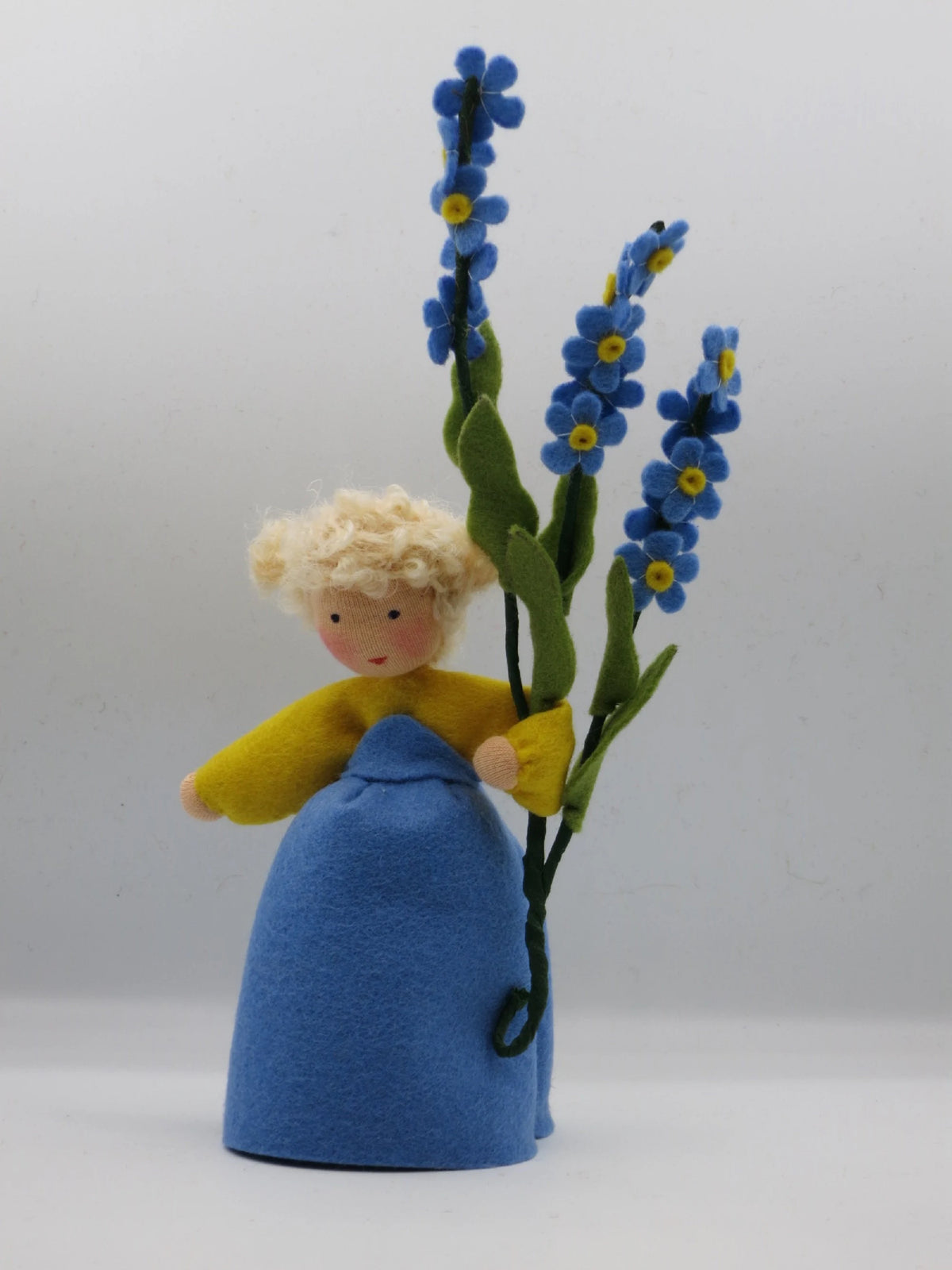 Vergissmeinnicht-Blumenkind seitlich mit blauem Kleid, gelbem Ärmel und Blütenzweig