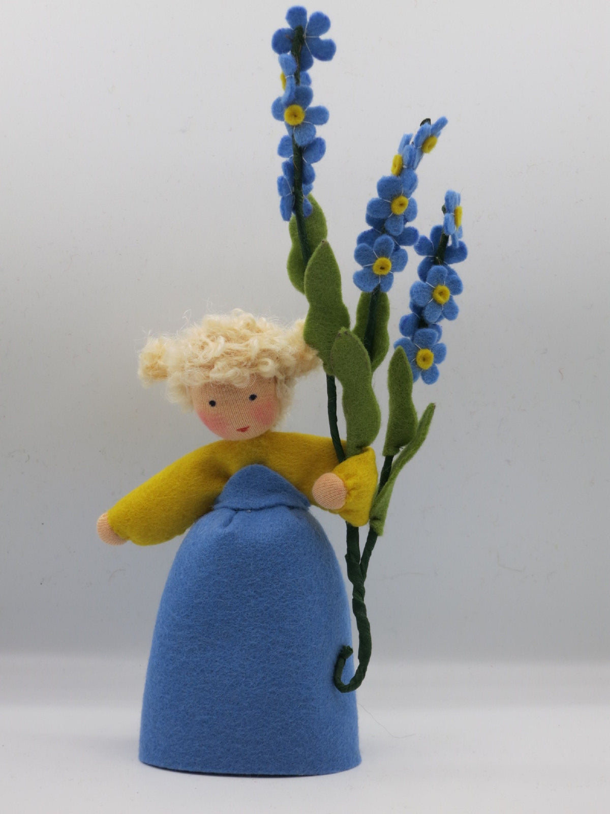Vergissmeinnicht Blumenkind aus Wollfilz für den Waldorf Jahreszeitentisch mit blauen Blüten und gelbem Blütenzentrum