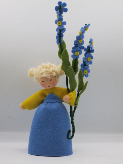 Vergissmeinnicht Blumenkind aus Wollfilz für den Waldorf Jahreszeitentisch mit blauen Blüten und gelbem Blütenzentrum