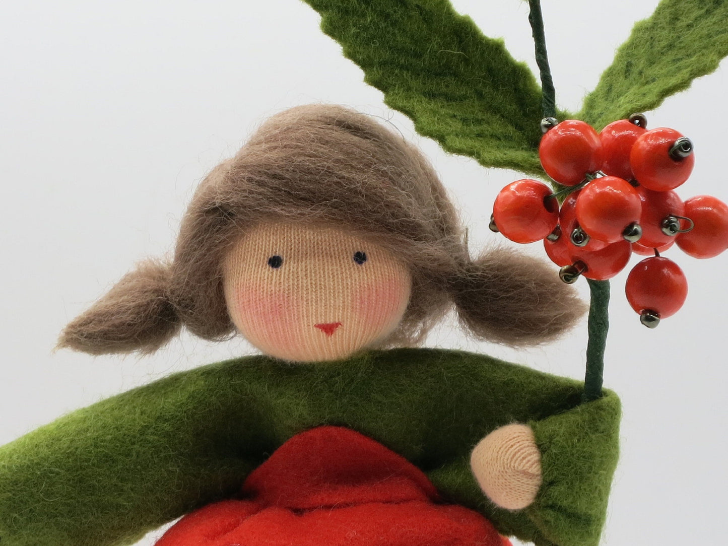 Vogelbeere Blumenkind aus Wollfilz, Detailansicht mit roten Beeren-Perlen am Zweig, Waldorf-Jahreszeitentisch, Art. HE23