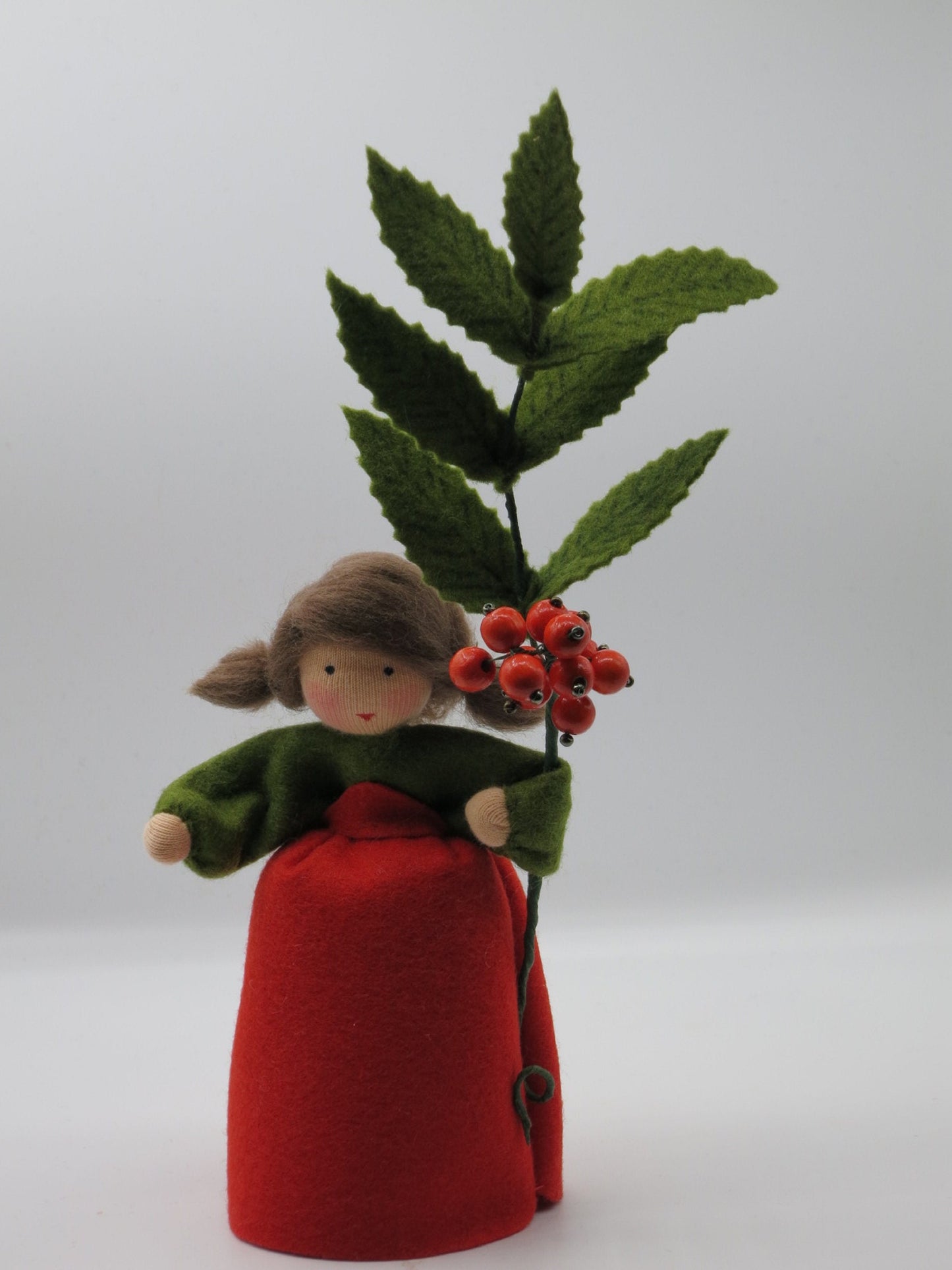 Vogelbeere Blumenkind aus Wollfilz, Nahaufnahme Gesicht mit roten Beeren, Waldorf-Jahreszeitentisch, Art. HE23