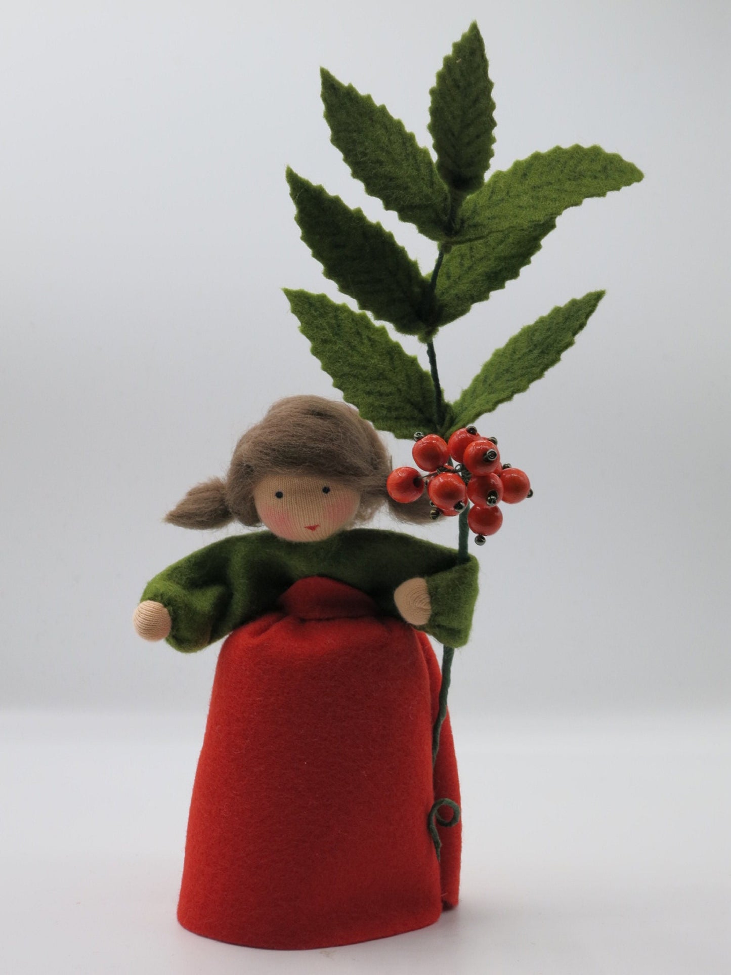 Vogelbeere Blumenkind aus Wollfilz im Profil mit roten Beeren-Perlen, Waldorf-Jahreszeitentisch, Art. HE23
