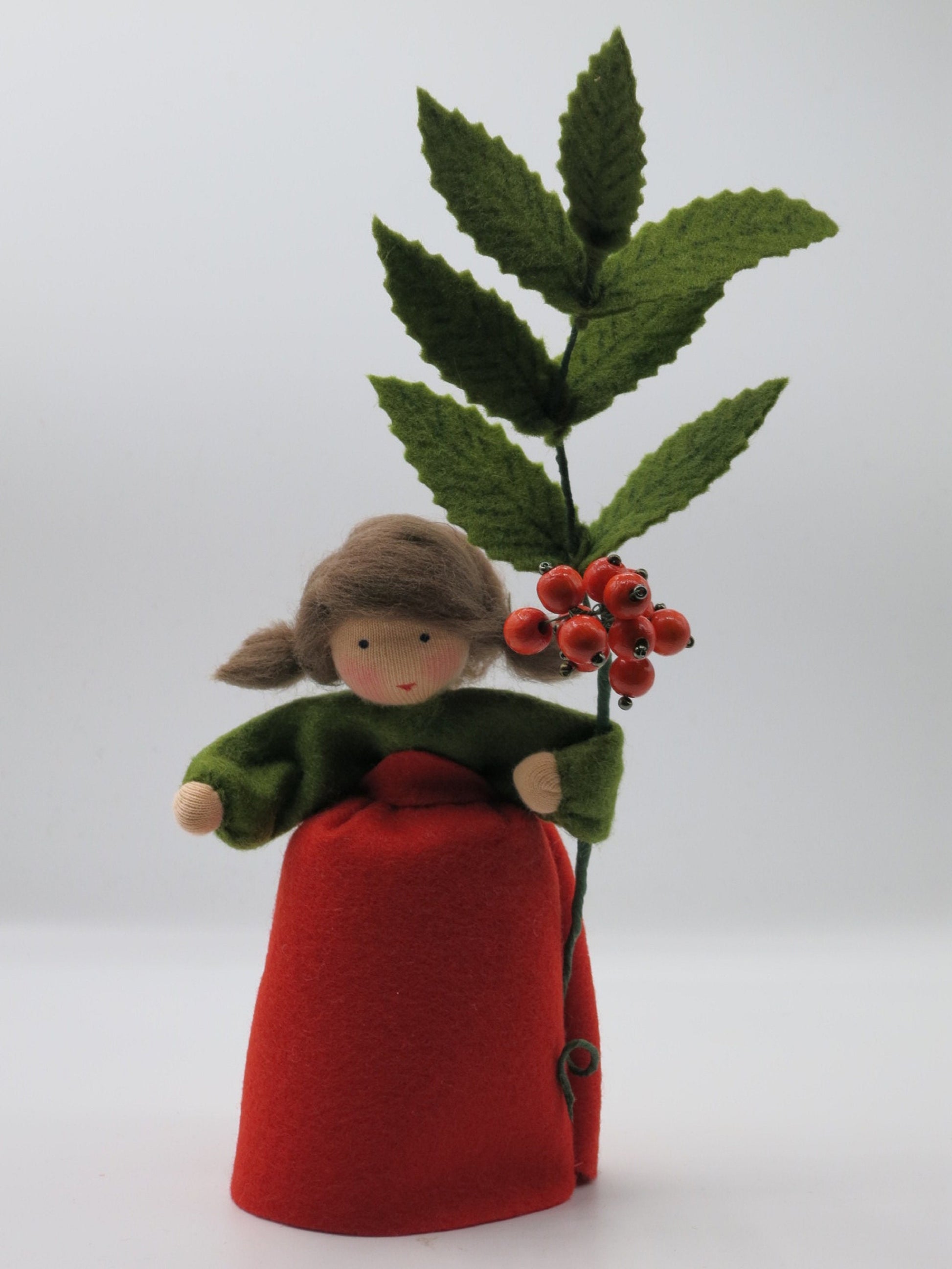 Vogelbeere Blumenkind aus Wollfilz im Profil mit roten Beeren-Perlen, Waldorf-Jahreszeitentisch, Art. HE23