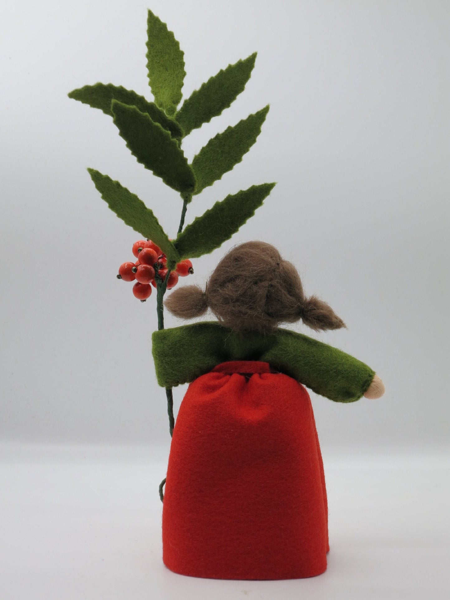 Vogelbeere Blumenkind aus Wollfilz, Seitenansicht mit roten Beeren-Perlen, Waldorf-Jahreszeitentisch, Art. HE23