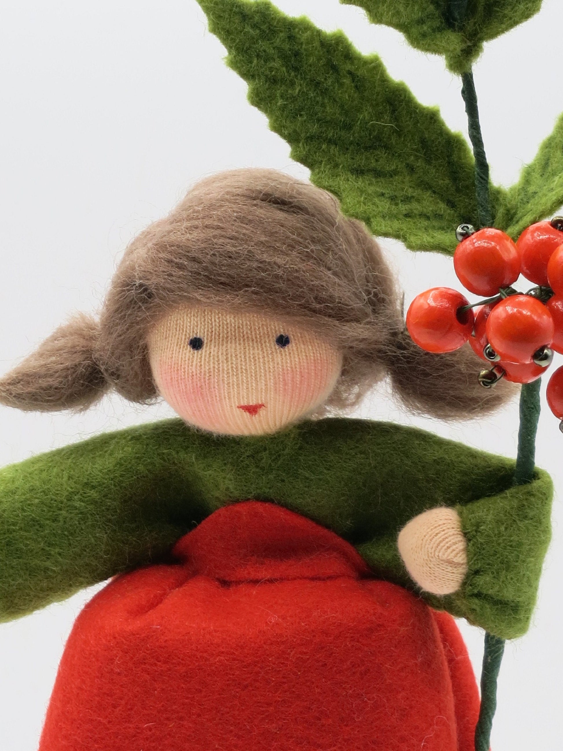 Vogelbeere Eberesche Blumenkind aus Wollfilz mit roten Beeren-Perlen am Zweig, Waldorf-Jahreszeitentisch, Art. HE23
