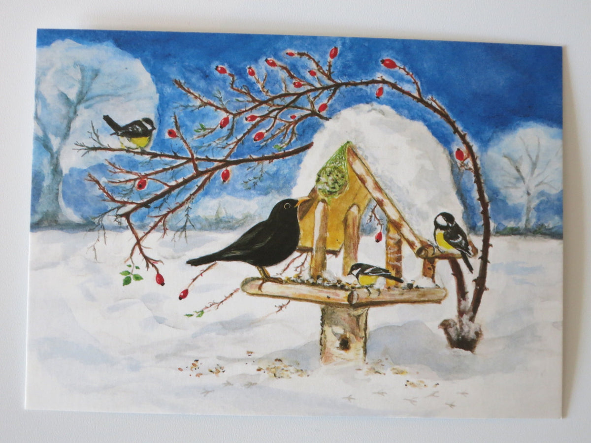 Kunstpostkarte Vogelhäuschen von Heike Stinner – Amsel und Kohlmeisen am Futterhaus im Schnee, PKWI33