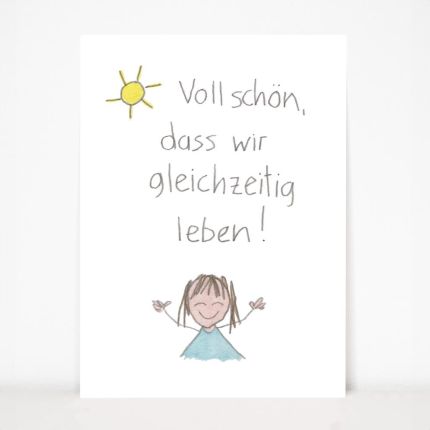 Freundschaft-Postkarte „Voll schön, dass wir gleichzeitig leben!“ von Andrea Lienhart: lachendes Mädchen im hellblauen Kleid mit erhobenen Armen unter einer gelben Sonne, Hochformat