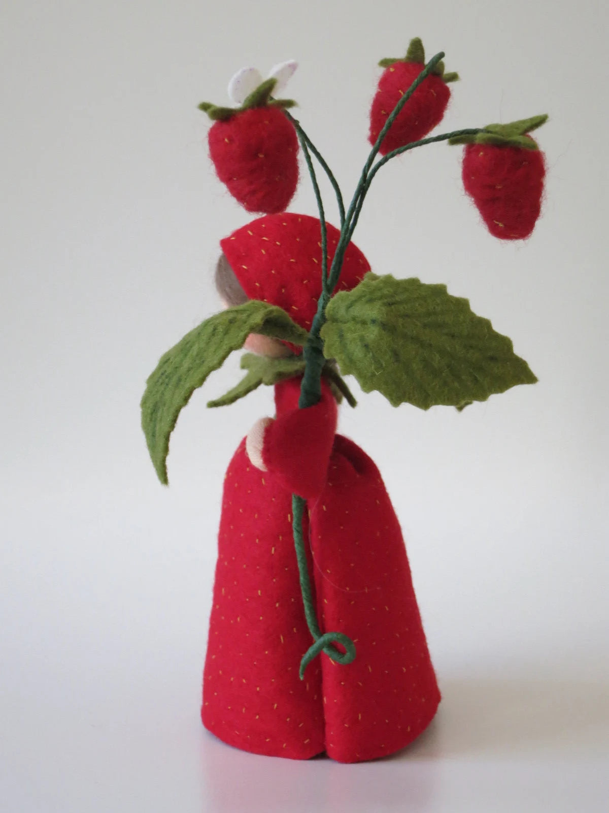 Filz-Erdbeeren und weiße Blüte am Walderdbeere Waldorf Jahreszeitentisch Blumenkind