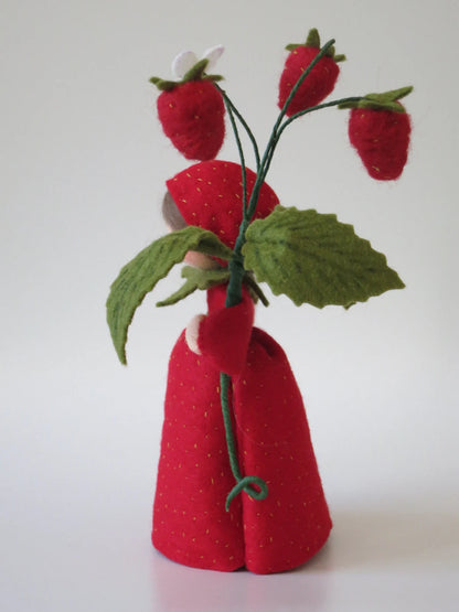 Filz-Erdbeeren und weiße Blüte am Walderdbeere Waldorf Jahreszeitentisch Blumenkind