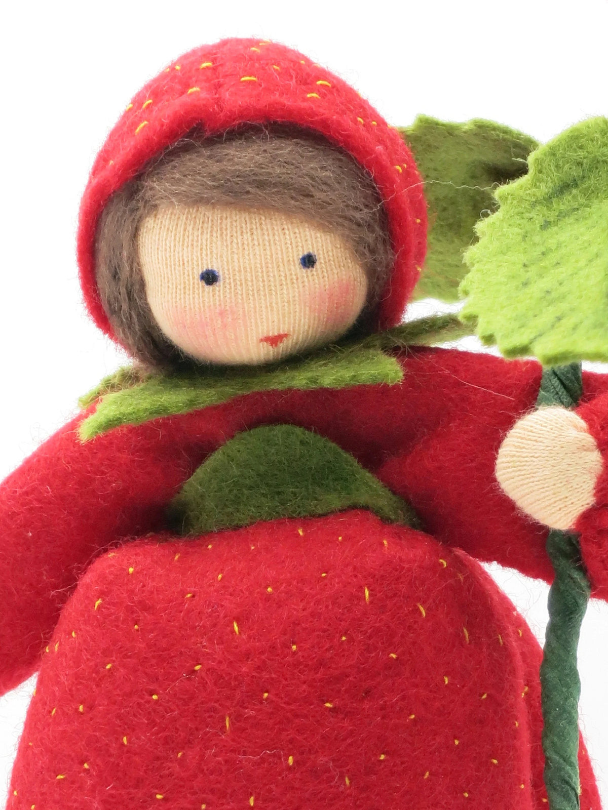 Gesicht des Walderdbeere Blumenkindes, Nahaufnahme Wollfilz Waldorfpuppe mit rotem Kapuzenkleid