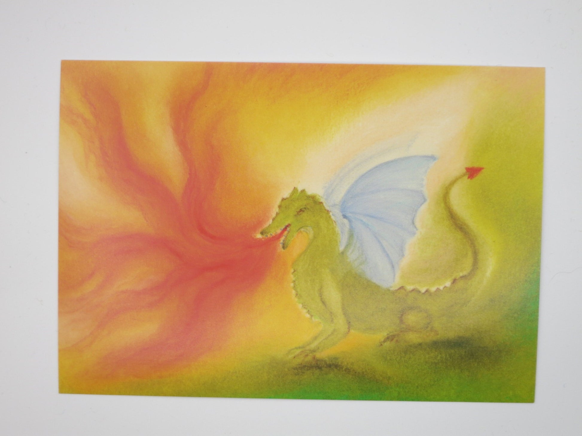 Feuerspeiender grüner Drache mit blauem Flügel – Waldorf Postkarte „Der Drache“ von Baukje Exler