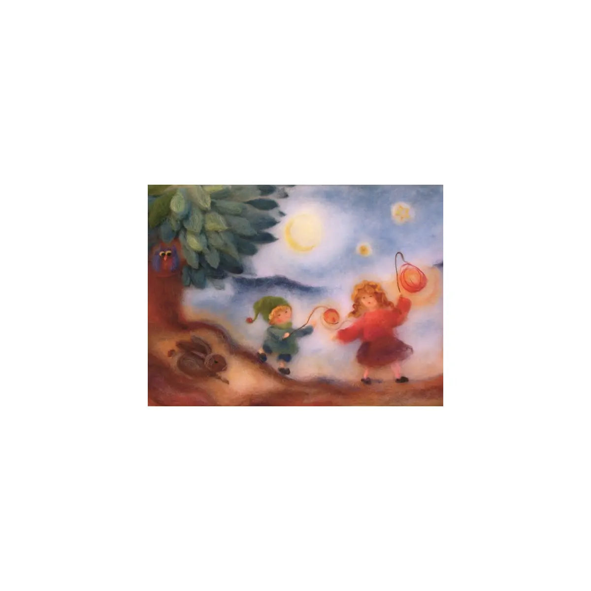 Zwei Kinder mit Laternen unter Mond und Sternen, beobachtet von einer Eule – Waldorf Postkarte von Franziska Kopp