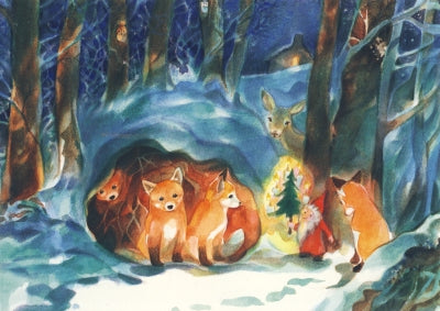 Waldorf-Postkarte für Kinder: Wichtel bringt Fuchsfamilie im Bau ein leuchtendes Bäumchen, Reh schaut zu, Jahreszeitentisch