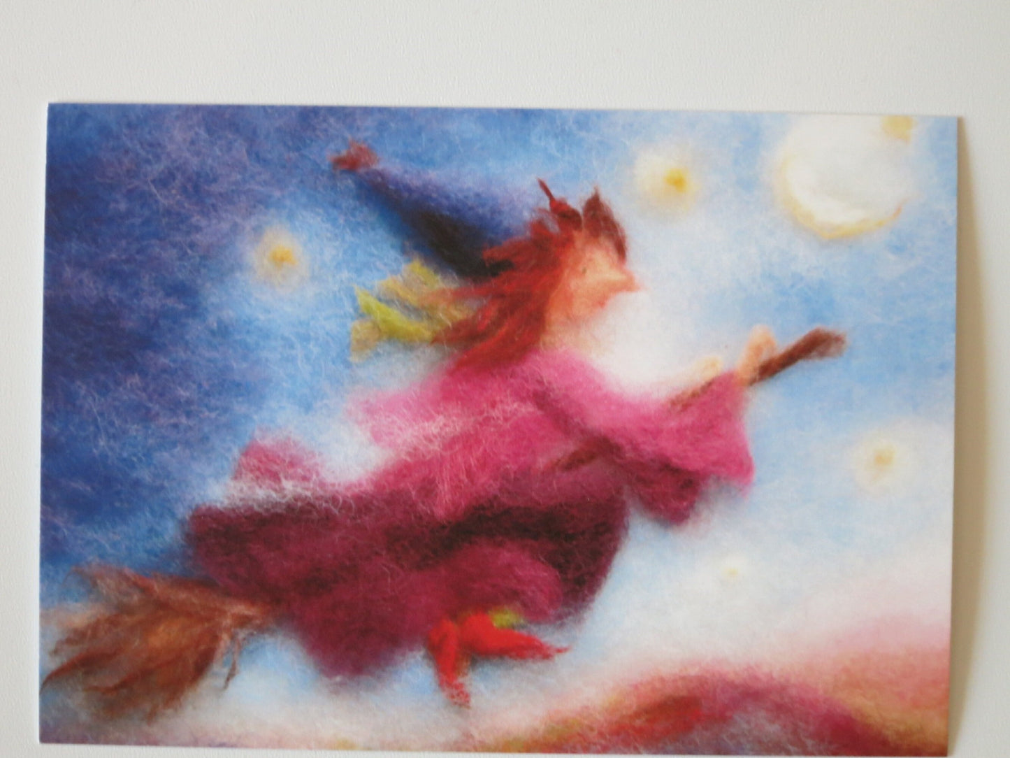 Wollbild einer kleinen Hexe auf dem Besen vor Mond und Sternen – Waldorf Postkarte von Franziska Sertori-Kopp