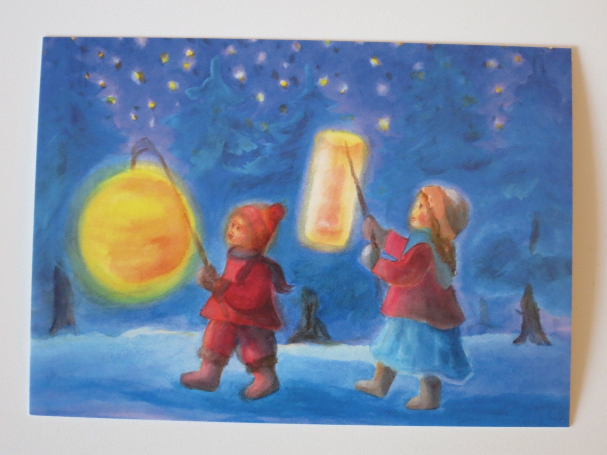 Zwei Kinder mit runder und zylinderförmiger Laterne im ersten Schnee – Waldorf Postkarte Laternenumzug von Dorothea Schmidt