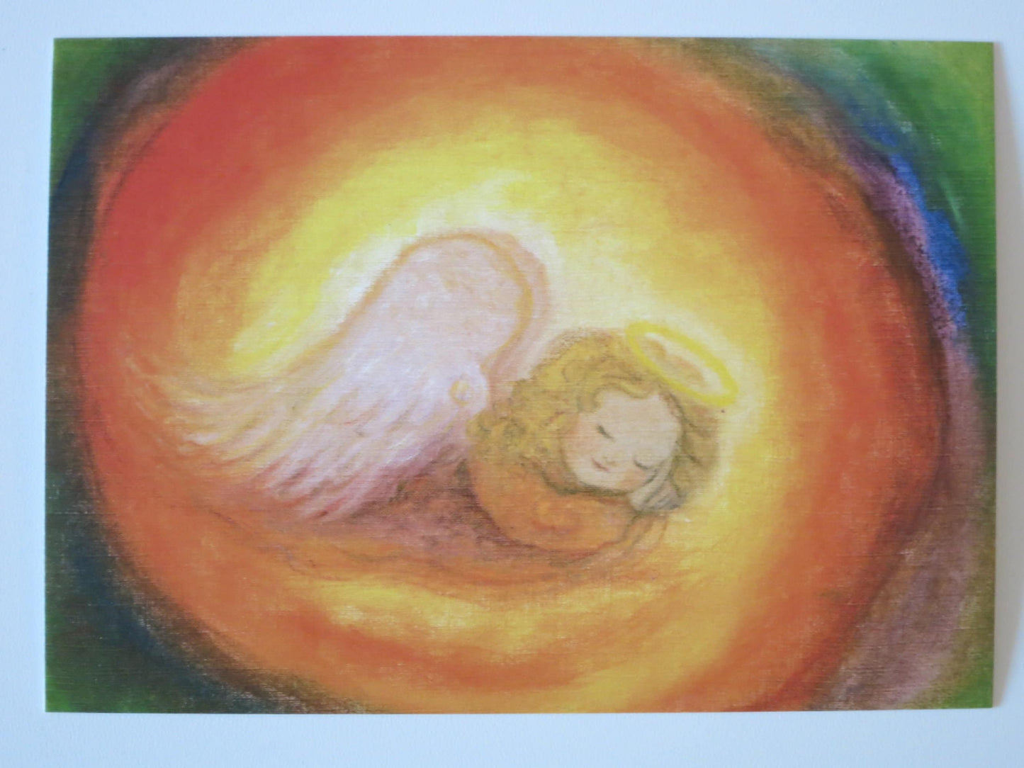 Schlafender Schutzengel in warmem goldenem Licht – Waldorf Postkarte September Engel von Eriena Blaffert