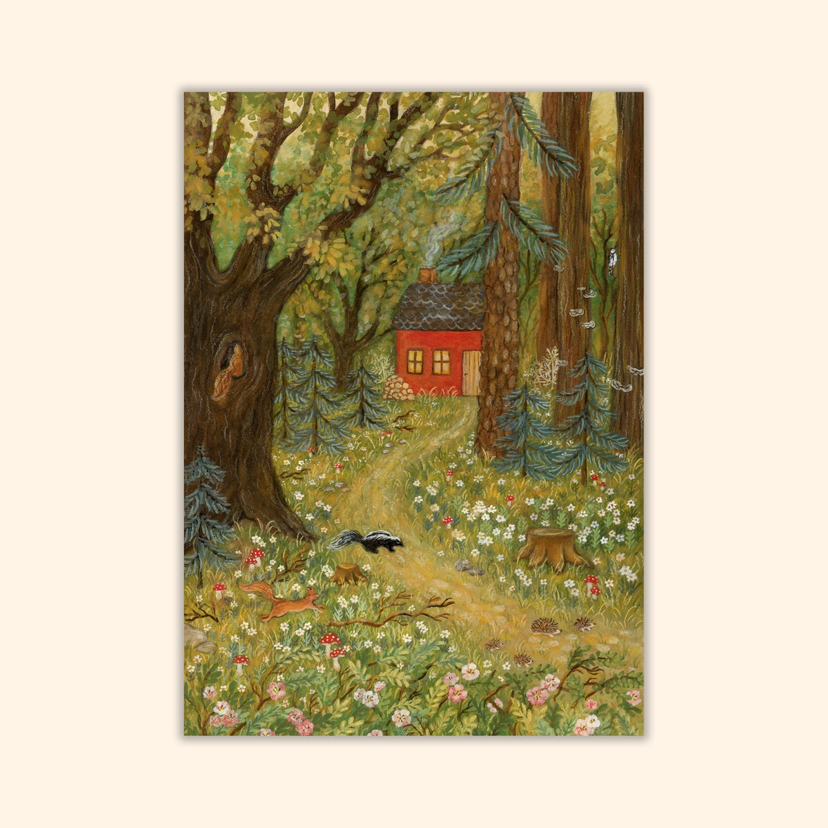 Postkarte Waldtreffen mit Waldtieren von Asia Spettel: Weg durch grünen Wald zu einem roten Holzhaus mit Brennholzstapel, Eichhörnchen im Astloch und auf dem Waldboden, Stinktier, Igel, Buntspecht am Stamm, Fliegenpilze, weiße und rosa Blüten