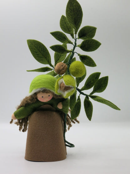 Walnuss-Maedchen Blumenkind aus Wollfilz mit gruener Huellen-Haube und echten Walnuessen am Zweig, Waldorf-Jahreszeitentisch, Art. HE10