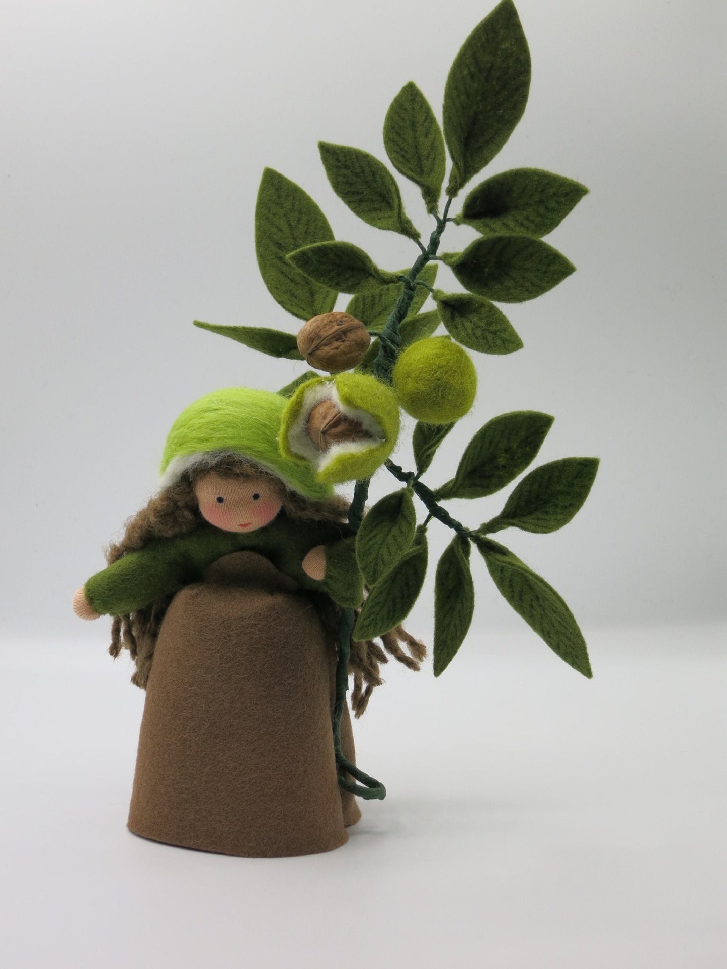 Walnuss-Maedchen Blumenkind aus Wollfilz, Gesamtansicht mit gruener Huellen-Haube und echten Walnuessen, Waldorf-Jahreszeitentisch, Art. HE10
