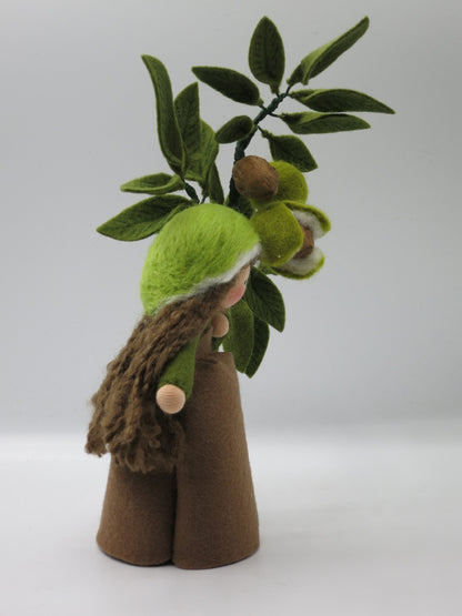 Walnuss-Maedchen Blumenkind aus Wollfilz, Rueckansicht mit gruener Huellen-Haube und Zweig, Waldorf-Jahreszeitentisch, Art. HE10