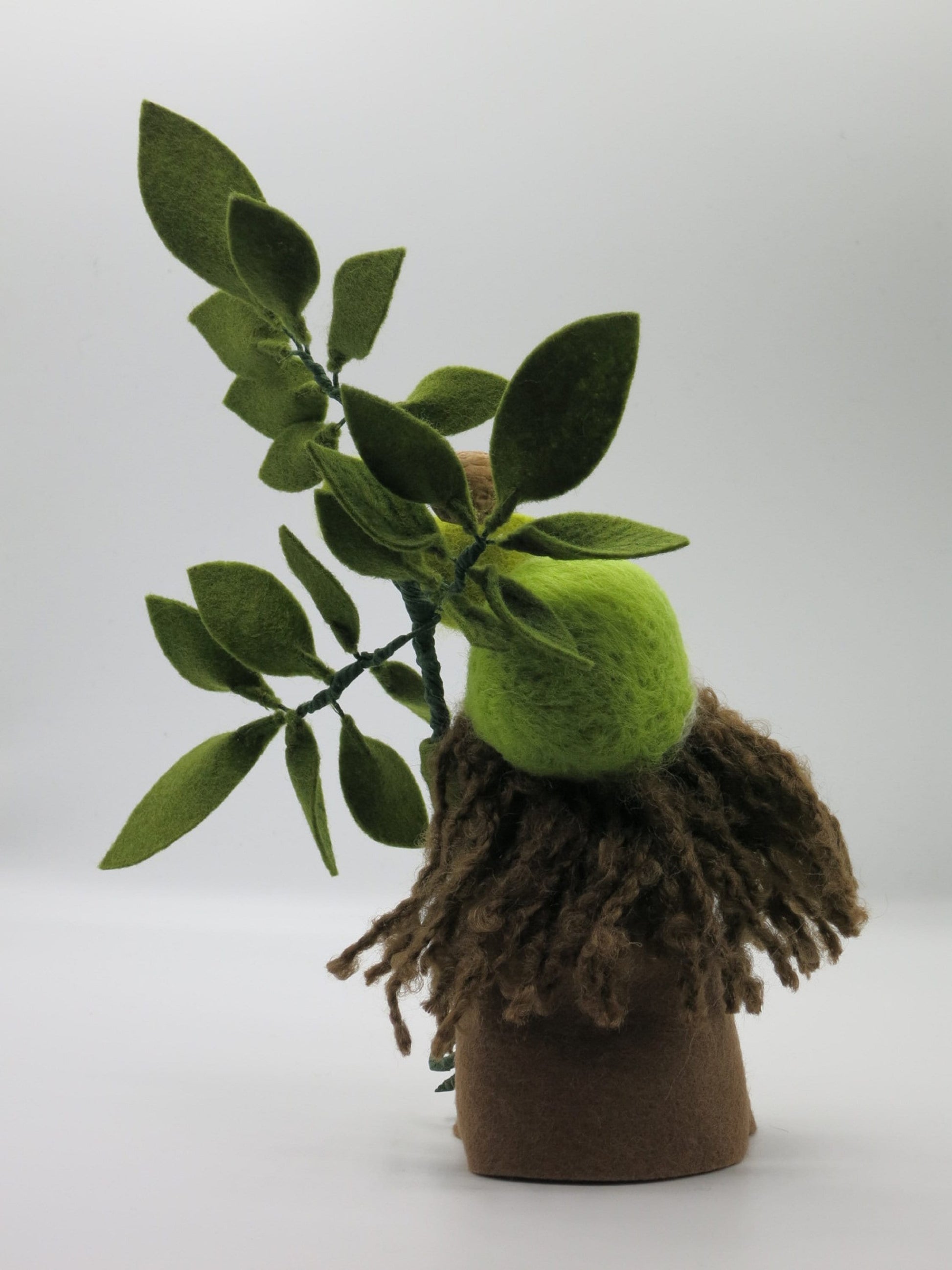 Walnuss-Maedchen Blumenkind aus Wollfilz, Rueckansicht mit langem Haar, Waldorf-Jahreszeitentisch, Art. HE10