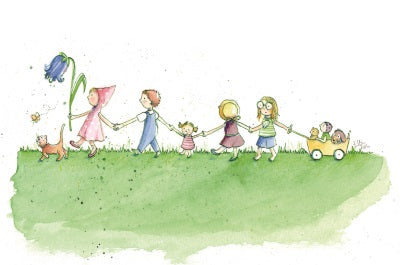 Waldorf Postkarte Wandertag von Stefanie Messing: Kinder wandern Hand in Hand über die Wiese mit Katze und Bollerwagen, Art. PKFR4