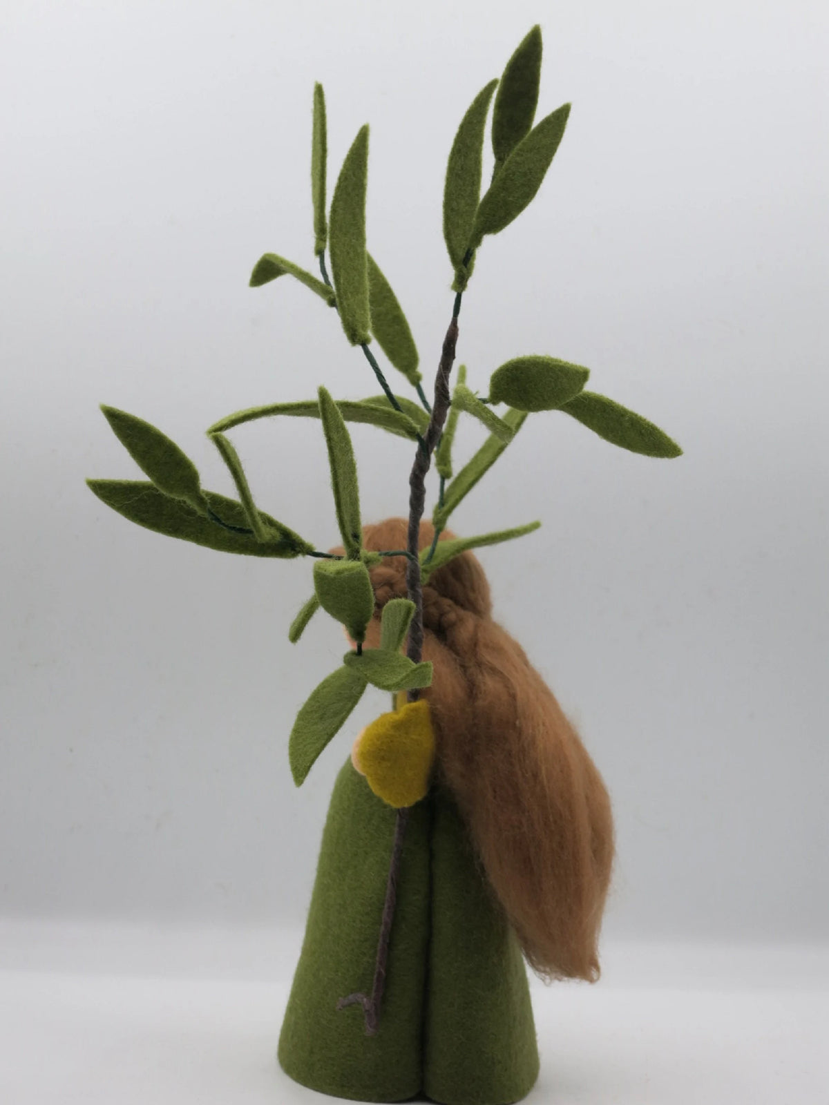 Rückansicht des Weide Waldorf Blumenkindes mit langem Haar und Weidenzweig