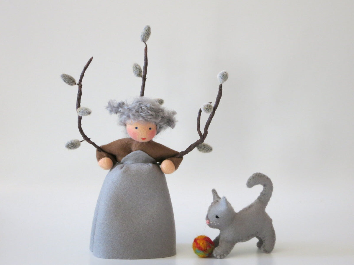 Detailaufnahme der Filzkatze mit Wollknaeuel am Weidenkätzchen Waldorf Blumenkind