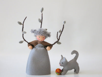 Detailaufnahme der Filzkatze mit Wollknaeuel am Weidenkätzchen Waldorf Blumenkind