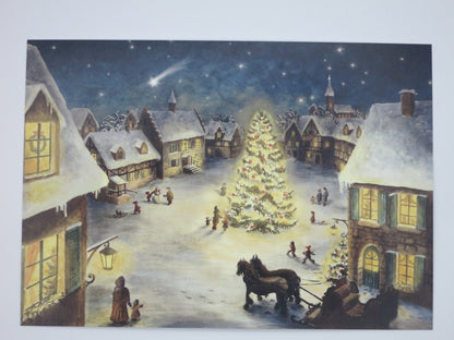 Kunstpostkarte Weihnachten im Dorf von Raphaela Berendt – Weihnachtsbaum auf Marktplatz im Schnee, PKWI122