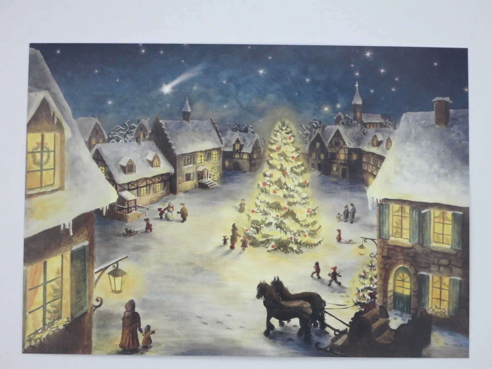Postkarte Weihnachten im Dorf von Raphaela Berendt, historischer Marktplatz mit Weihnachtsbaum und Sternschnuppe