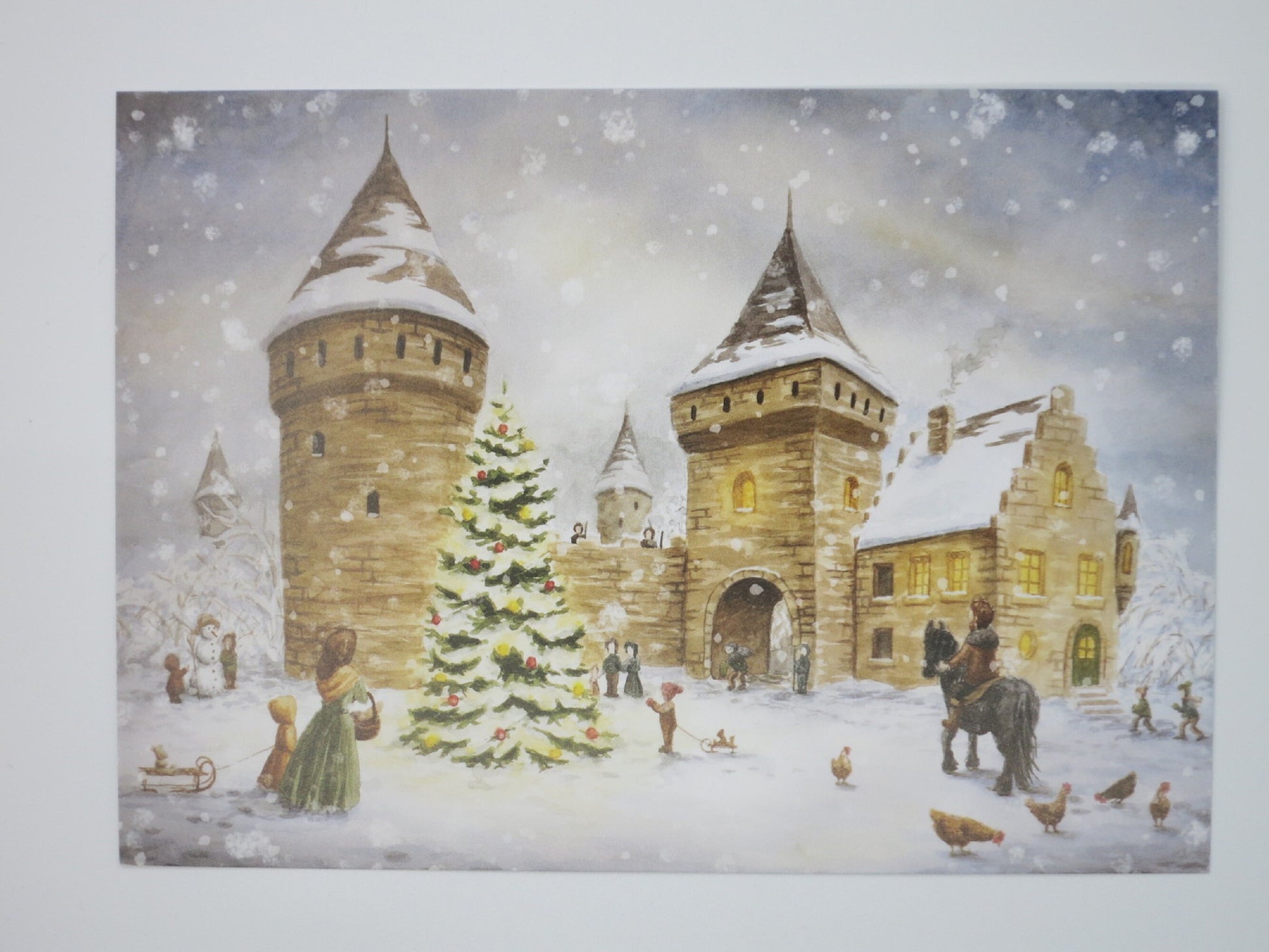 Weihnachtspostkarte Burg mit Weihnachtsbaum im Innenhof, Raphaela Berendt, Waldorf Jahreszeitentisch