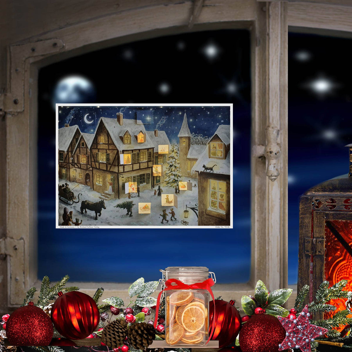 Adventskalender zum Aufhängen am Fenster: Weihnachtsabend im Dorf mit geöffneten Türchen und leuchtenden Rückbildern, AK73