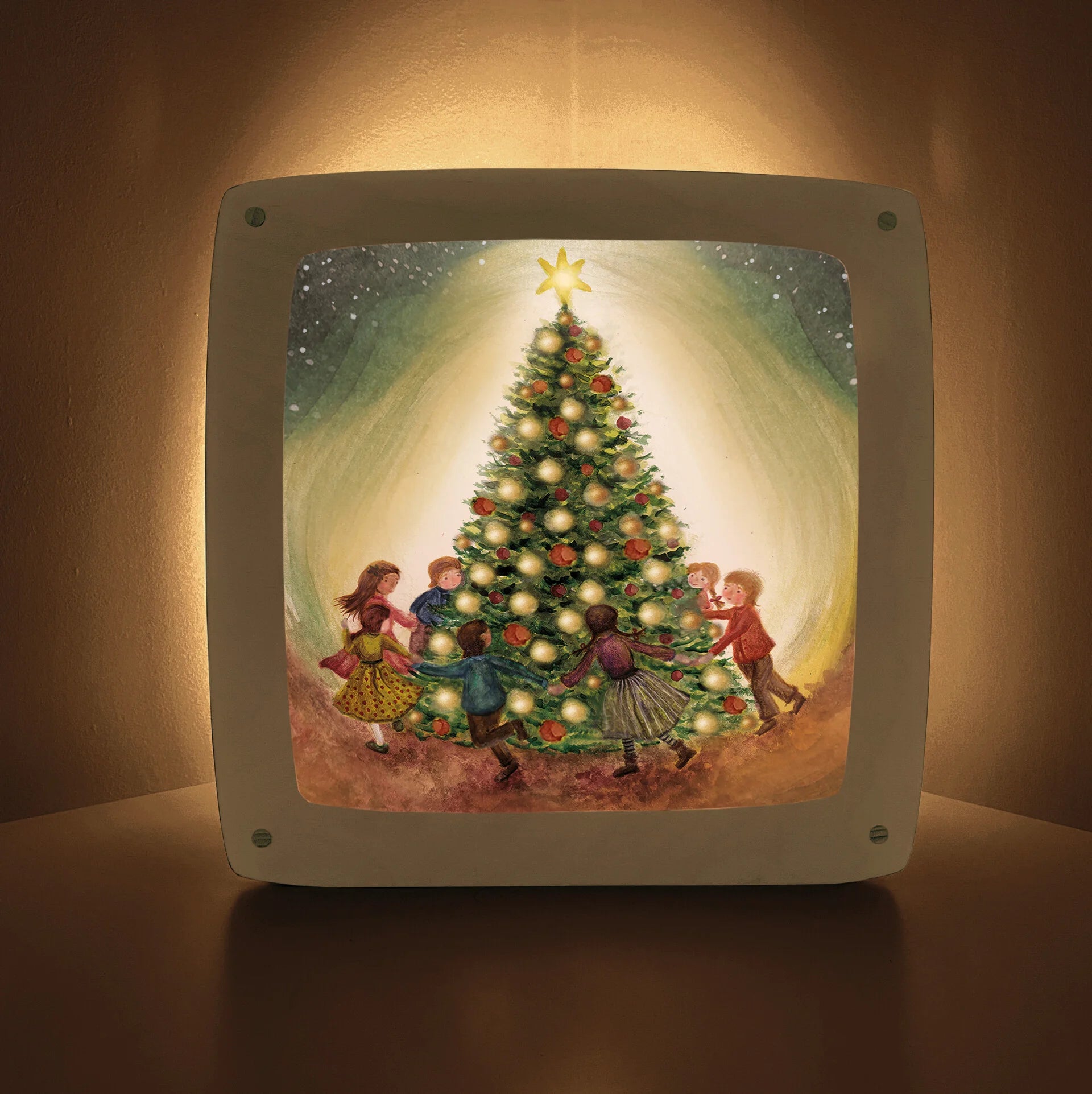 Weihnachtsbaum Toverlux Motiv MO141: Kinder tanzen im Reigen um den geschmückten Weihnachtsbaum mit Stern unter dem Nachthimmel – für die Magische Lampe und den Jahreszeitentisch