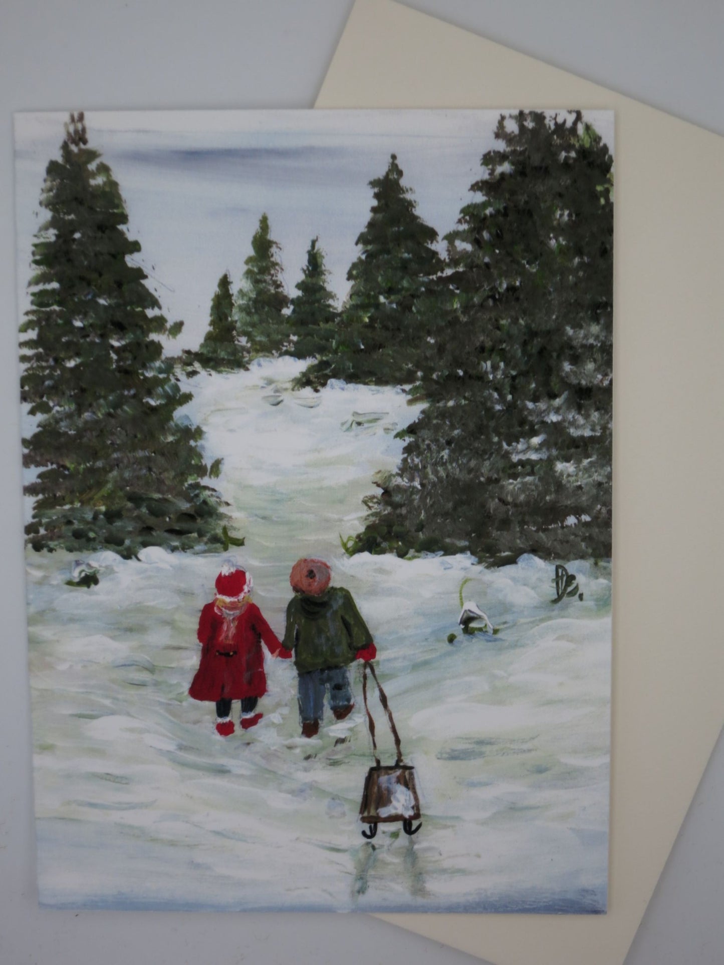 Weihnachtskarte zwei Kinder Hand in Hand ziehen Schlitten durch den Winterwald