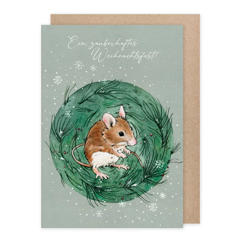 Weihnachtskarte kleine Feldmaus eingekuschelt im Tannenkranz, zauberhaftes Weihnachtsfest