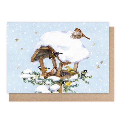 Weihnachtskarte Spatz landet am Vogelhäuschen mit Kohlmeise und Grünfink