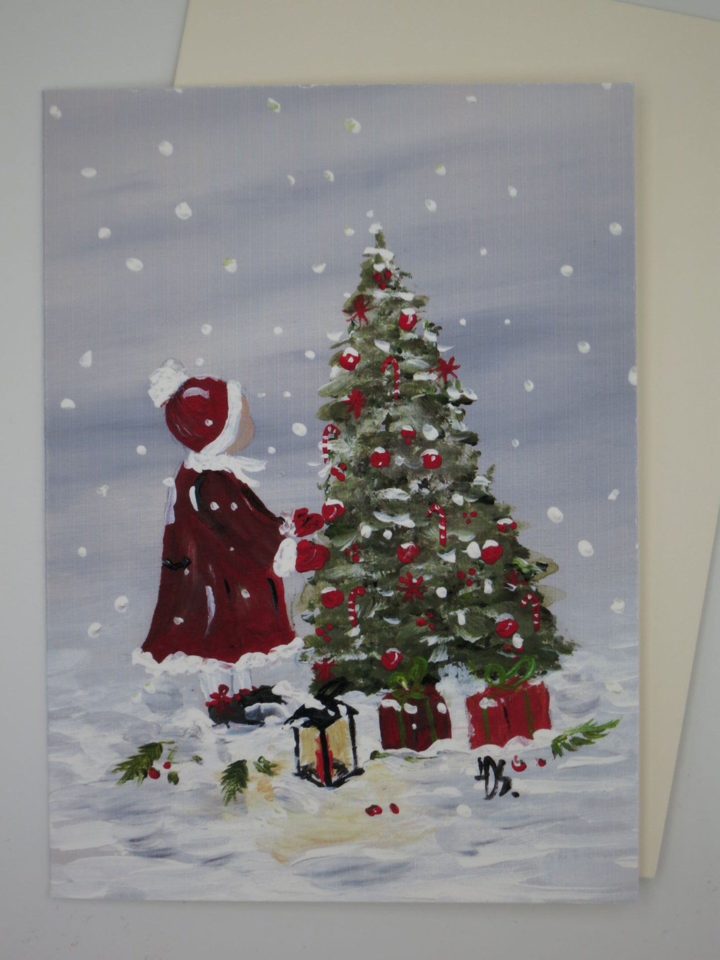 Weihnachtskarte Mädchen am geschmückten Tannenbaum mit Laterne im Schnee