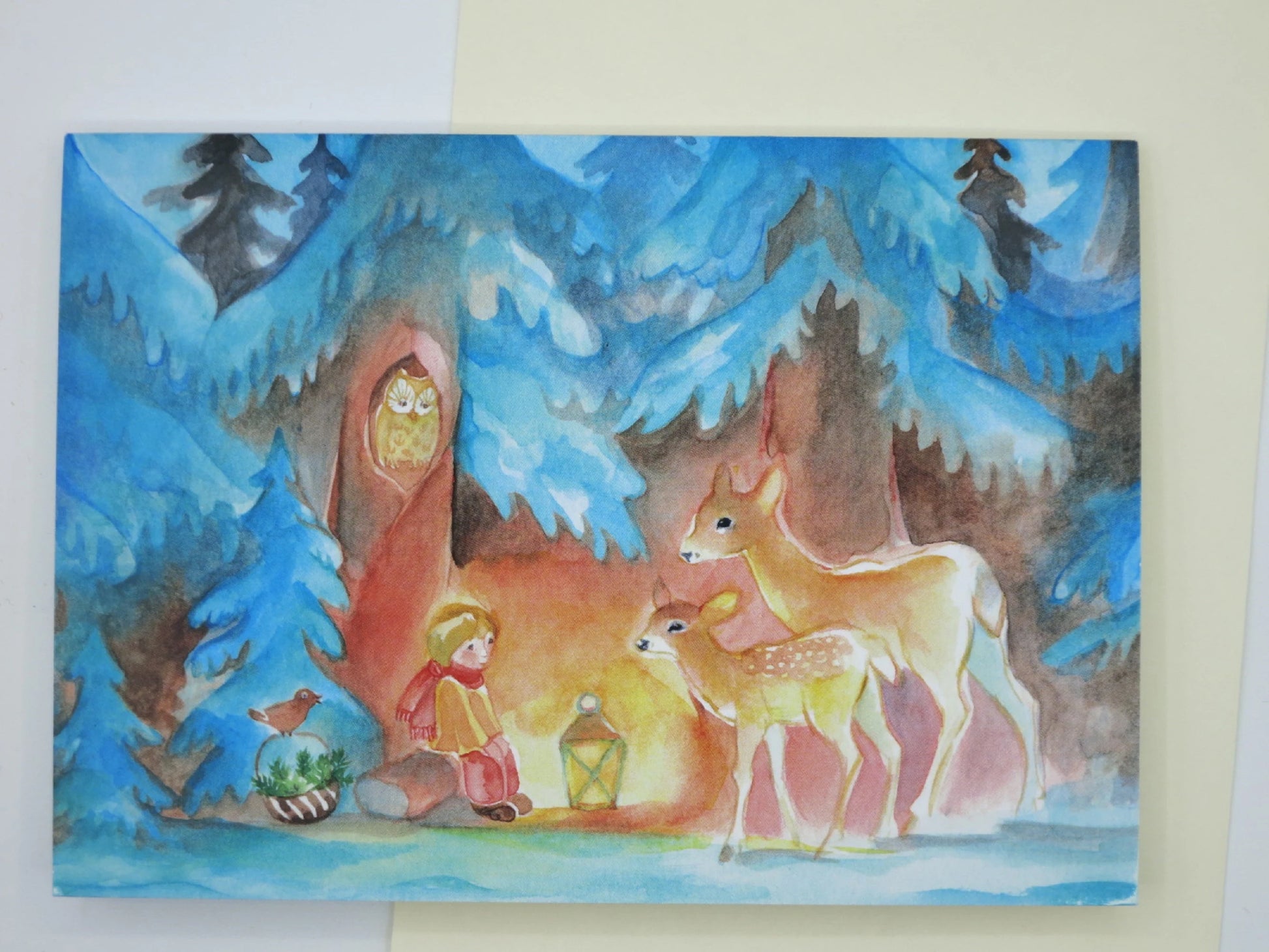 Weihnachtskarte Kind in der Baumhöhle mit Eule und Rehen im Nachtwald