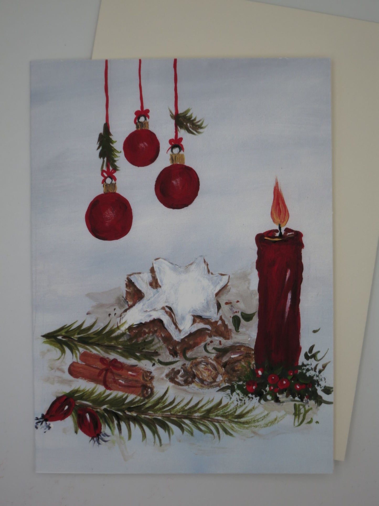 Weihnachtskarte gemaltes Adventsstillleben mit Zimtstern, Kerze und Christbaumkugeln