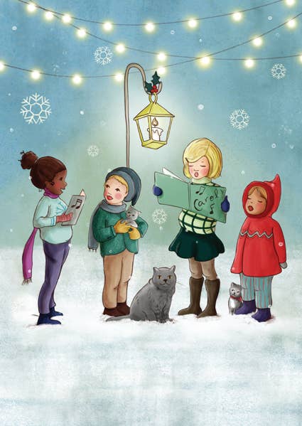 Weihnachtskarte Weihnachtsliedersänger von Belle & Boo: vier Kinder singen mit Liederheften unter einer Laterne mit Stechpalme und einer Lichterkette im Schnee, ein großer grauer Kater und zwei Kätzchen