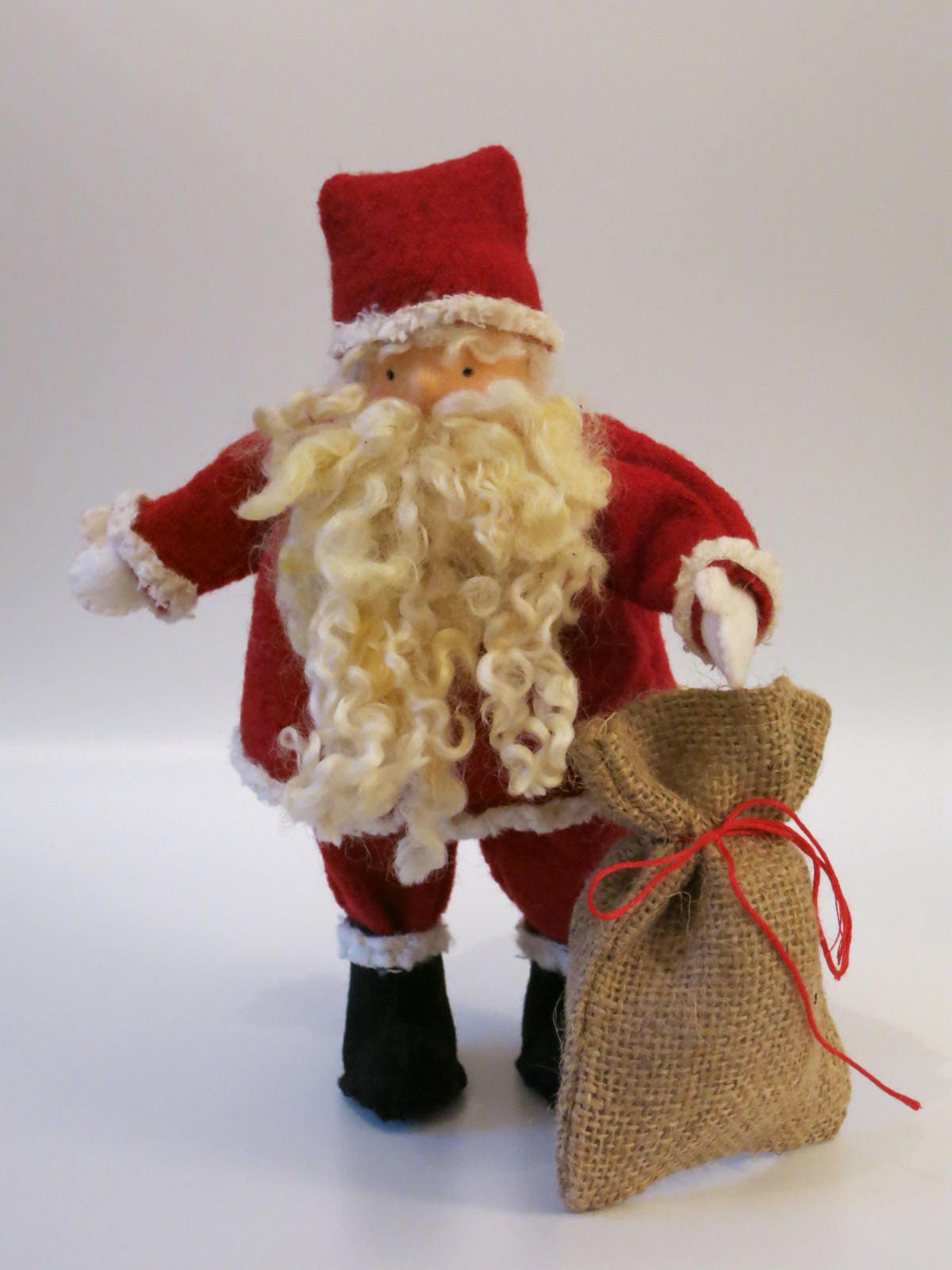 Weihnachtsmann Blumenkind mit weißem Wollbart und Jutesack, Waldorf Jahreszeitentisch Art. WI54