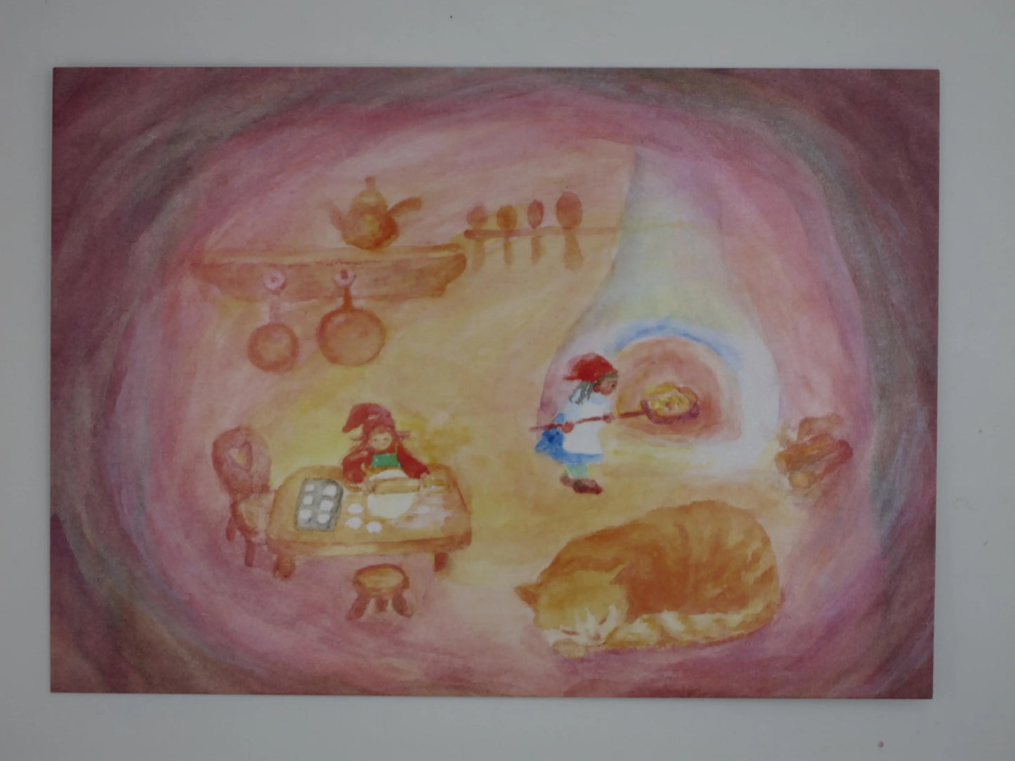 Weihnachtspostkarte „Bäckerei“ von Monika Speck: Wichtelkinder backen Plätzchen in warmer Ofenküche mit schlafender Katze, Kunst-Postkarte zur Adventszeit
