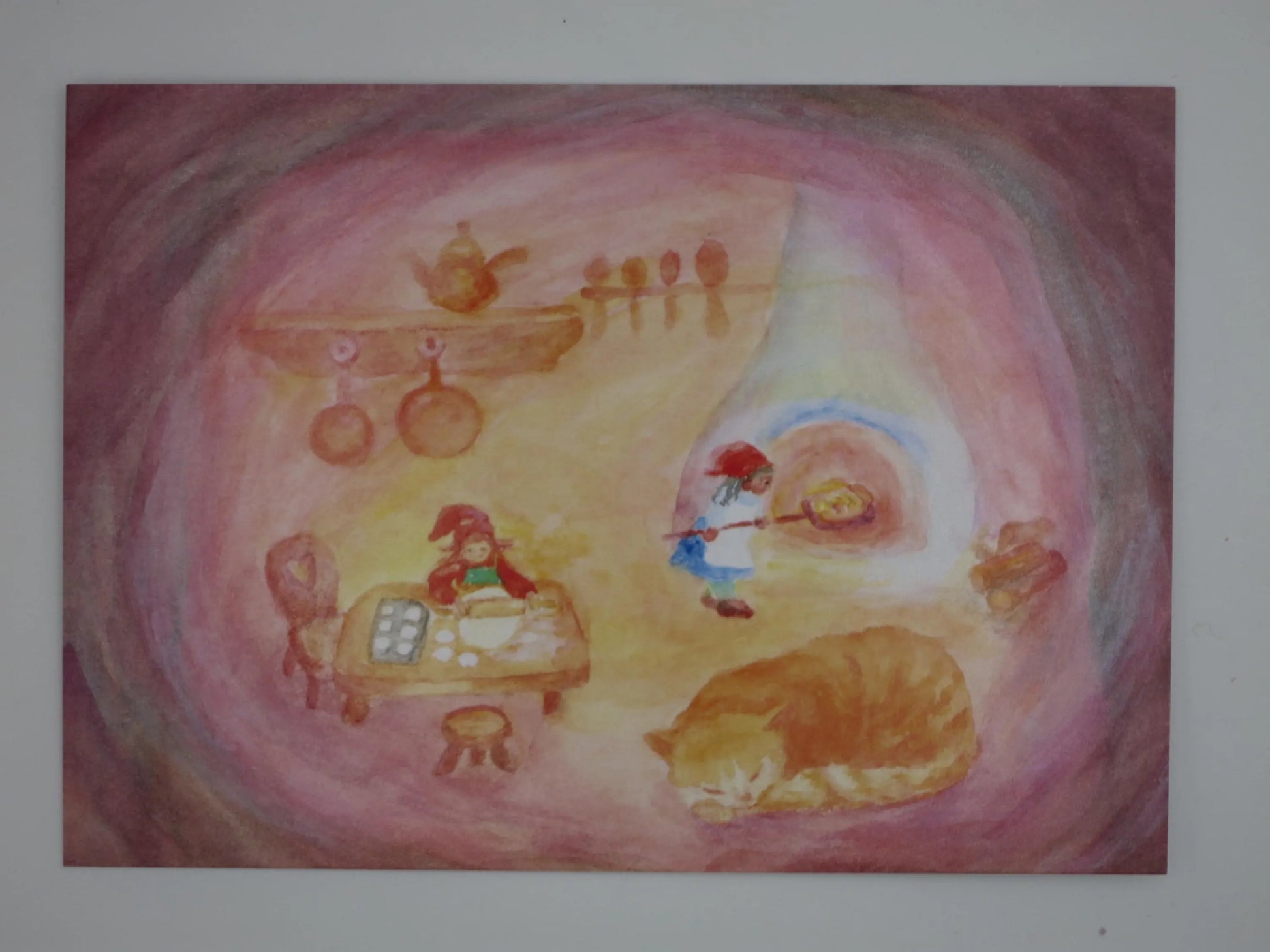 Weihnachtspostkarte „Bäckerei“ von Monika Speck: Wichtelkinder backen Plätzchen in warmer Ofenküche mit schlafender Katze, Kunst-Postkarte zur Adventszeit